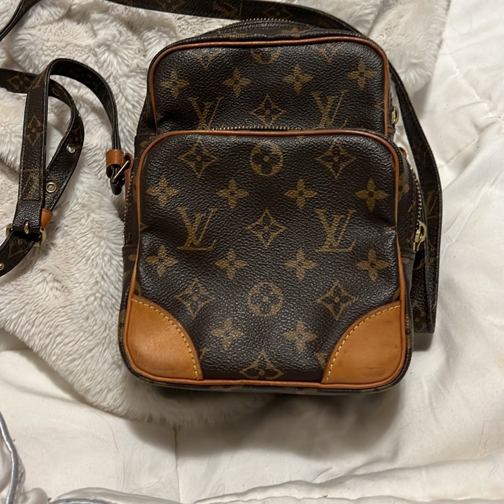 LOUIS VUITTON over the shoulder beautiful bag in an awesome condition